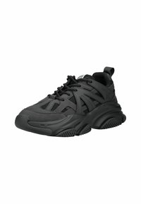 Zapatilla deportiva negra con parte superior de malla, suela de goma texturizada y características de acolchado prominentes. Los cordones y una pestaña de tirón ofrecen un ajuste seguro.