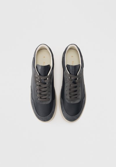 Δερμάτινα αθλητικά παπούτσια σε μαύρο και γκρι χρώμα, με λείο πάνω μέρος, σουέντ λεπτομέρειες, στρογγυλά κορδόνια και μπεζ λαστιχένια σόλα.