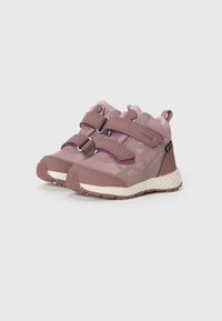 Par de ténis de cano alto em mauve para crianças pequenas, com fechos de velcro duplos e solas brancas, sobre um fundo claro simples.