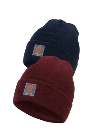 Twee gebreide mutsen, één donkerblauw en één donkerrood, elk met een omgeslagen rand en een rechthoekige oranje-grijze "JEANSCODE" logo patch.