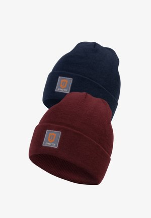 To strikkede huer, en mørkeblå og en mørkerød, hver med en foldet kant og et rektangulært orange og gråt "JEANSCODE" logo patch.