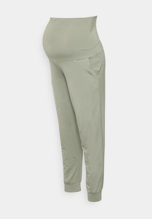 Zwangerschapsjoggingbroek in zacht olijfgroen stof met een hoge tailleband, zijzakken en taps toelopende boorden bij de enkels.