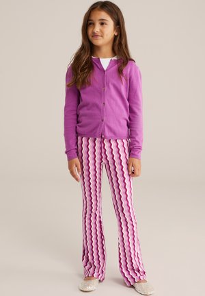 Paarse cardigan met knopen, gecombineerd met roze en witte flared broek met golvend patroon. Zachte stof met een gladde textuur.