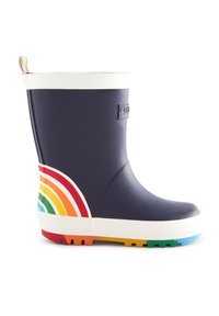 Botte de pluie en caoutchouc bleu marine avec un bandeau blanc en haut. Présente un motif arc-en-ciel sur le côté et une semelle multicolore. Texture lisse.