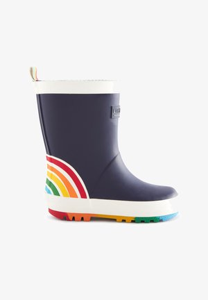 Botte de pluie en caoutchouc bleu marine avec un bandeau blanc en haut. Présente un motif arc-en-ciel sur le côté et une semelle multicolore. Texture lisse.