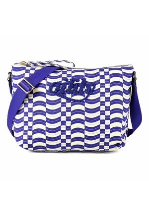 Bolso bandolera a rayas azules y blancas con correa de hombro ajustable y logotipo de la marca bordado en la parte delantera.