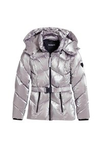 Silverfärgad pufferjacka med en glänsande finish, huva och bälte i midjan. Har kevron-sömmar och två sidofickor med dragkedja. Svarta accenter.