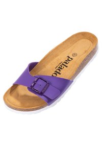 Lila halksandal med bred rem och spänne. Korkfotbädd, texturerad yta och vit gummisula. Lämplig för vardagligt bruk.