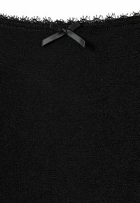 Mustast kangast tekstuurse viimistlusega, mille ülaääres on peen pitsiääris ja tagaküljel must satiin lintpael.