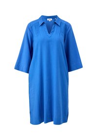 Robe en lin bleu avec un décolleté en v, des manches courtes et des fentes sur les côtés. Présente des détails de couture verticaux sur le devant. Texture lisse.