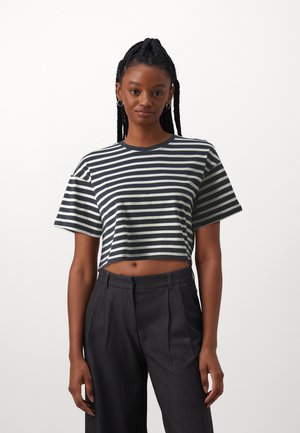 T-shirt court à rayures horizontales noires et blanches, à manches courtes, col rond et coupe décontractée, assorti avec un pantalon taille haute sombre.