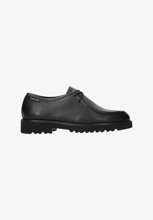 Chaussure noire en cuir à lacets avec languette texturée, semelle crantée épaisse et petit talon, vue de côté, sans arrière-plan.