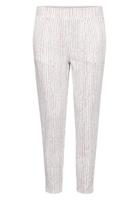 Pantalones blancos con rayas verticales en rosa y negro, con un corte moderno y pliegues sutiles en la cinturilla para un detalle añadido.