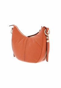 Sac hobo en cuir orange texturé avec une forme courbée, des accessoires en métal doré et une fermeture éclair sur le dessus pour une fermeture sécurisée.