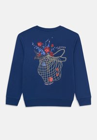 Ναυτικό μπλε φούτερ με γραφικό μιας διχτυωτής τσάντας που κρατάει κόκκινες και μπλε ανθοδέσμες, ντομάτες, και το κείμενο "Λαϊκή Ανθοκομίας" και "Τοπικά Καλλιεργημένα."