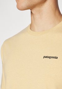 Patagonia LOGO - Tricou cu imprimeu - beeswax tan
