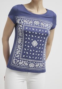 Mörkblå T-shirt med ett vitt paisley- och blommönster, kort ärm och rund halsringning, tillverkad av ett mjukt stretchtyg.