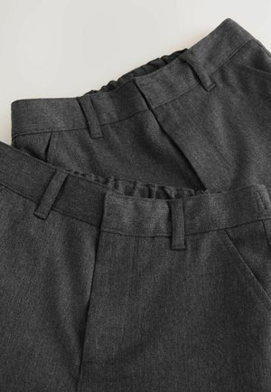 Tamnosive hlače od strukturirane tkanine, s glatkim pojasom, naborima i džepovima. Prikazane su dvije parove koje se preklapaju.