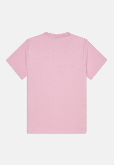 Camiseta de algodón rosa de manga corta con cuello redondo. Textura suave, corte regular, no presenta patrones ni gráficos visibles en la parte posterior.