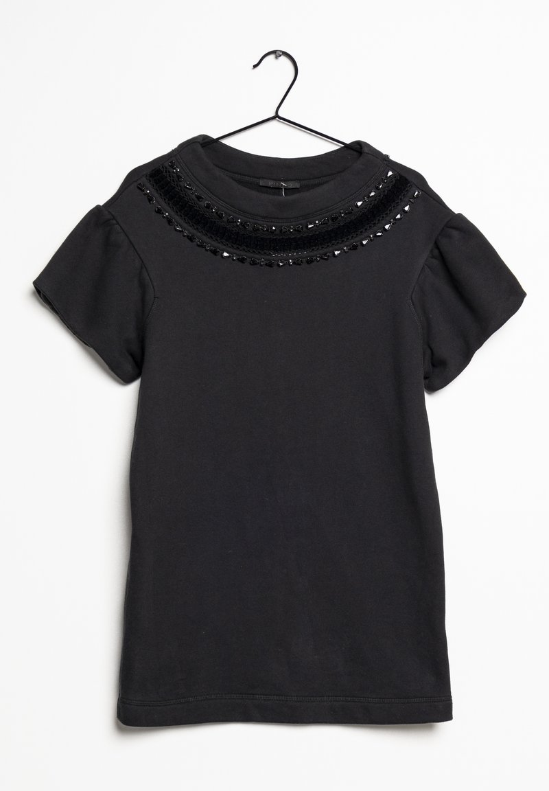 Černé tričko s krátkým rukávem a kulatým výstřihem, zdobené černými flitry a krajkovým vzorem podél výstřihu.