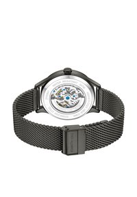 Schwarze Edelstahl-Uhr mit Mesh-Armband. Der transparente Gehäuseboden zeigt das komplexe Uhrwerk. Markierungen geben eine Wasserdichtigkeit von 34 ATM an.