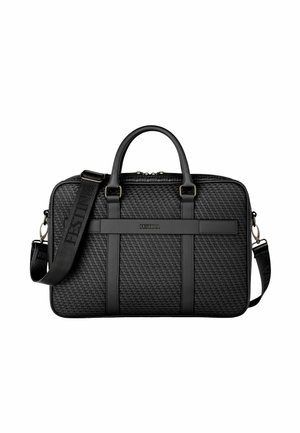 Čierna tkaná kožená aktovka s dvoma rukoväťami, nastaviteľným ramenným popruhom a horizontálnym pásikom na prednom paneli.
