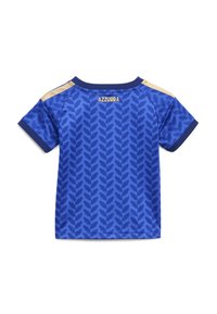 Camiseta deportiva de manga corta azul con un patrón de hojas oscuras, rayas doradas en los hombros, cuello y puños en color marino, y el texto "AZZURRA" en la parte superior de la espalda.