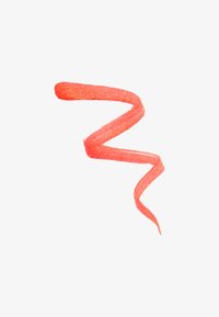 Korallenroter Lippenstift-Testspritzer mit cremiger Textur, der wie eine Zickzacklinie vor einem weißen Hintergrund aussieht und eine lebendige Farbe präsentiert.