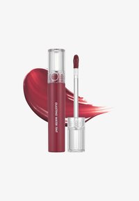 Teint à lèvres dans un tube transparent avec un applicateur argenté. Couleur rouge profond avec une finition brillante et une texture lisse, accompagné d'un échantillon de peinture assorti.