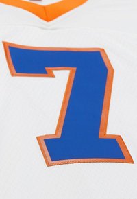 Weißes Sporttrikot mit einer großen blauen Nummer 7, die in Orange umrandet und auf den Stoff gestickt ist.