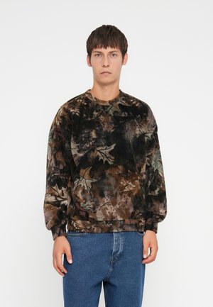 Sudadera de terciopelo con un patrón de camuflaje en marrón, verde y negro. Cuello redondeado, mangas largas, y puños y dobladillo elásticos.