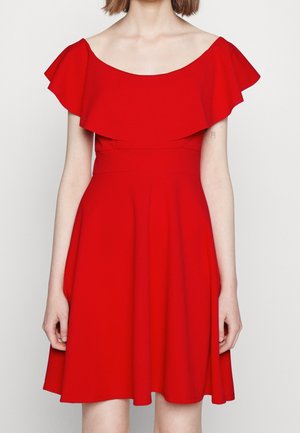 Rotes Kleid aus glattem Stoff, mit einem schulterfreien Design, Rüschendetails und einem ausgestellten Rock.