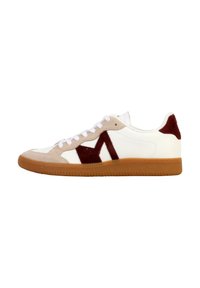 Sneaker bianca con dettagli in suede beige e accenti bordeaux. Presenta punta rotonda, lacci piatti e suola in gomma con un motivo testurizzato.