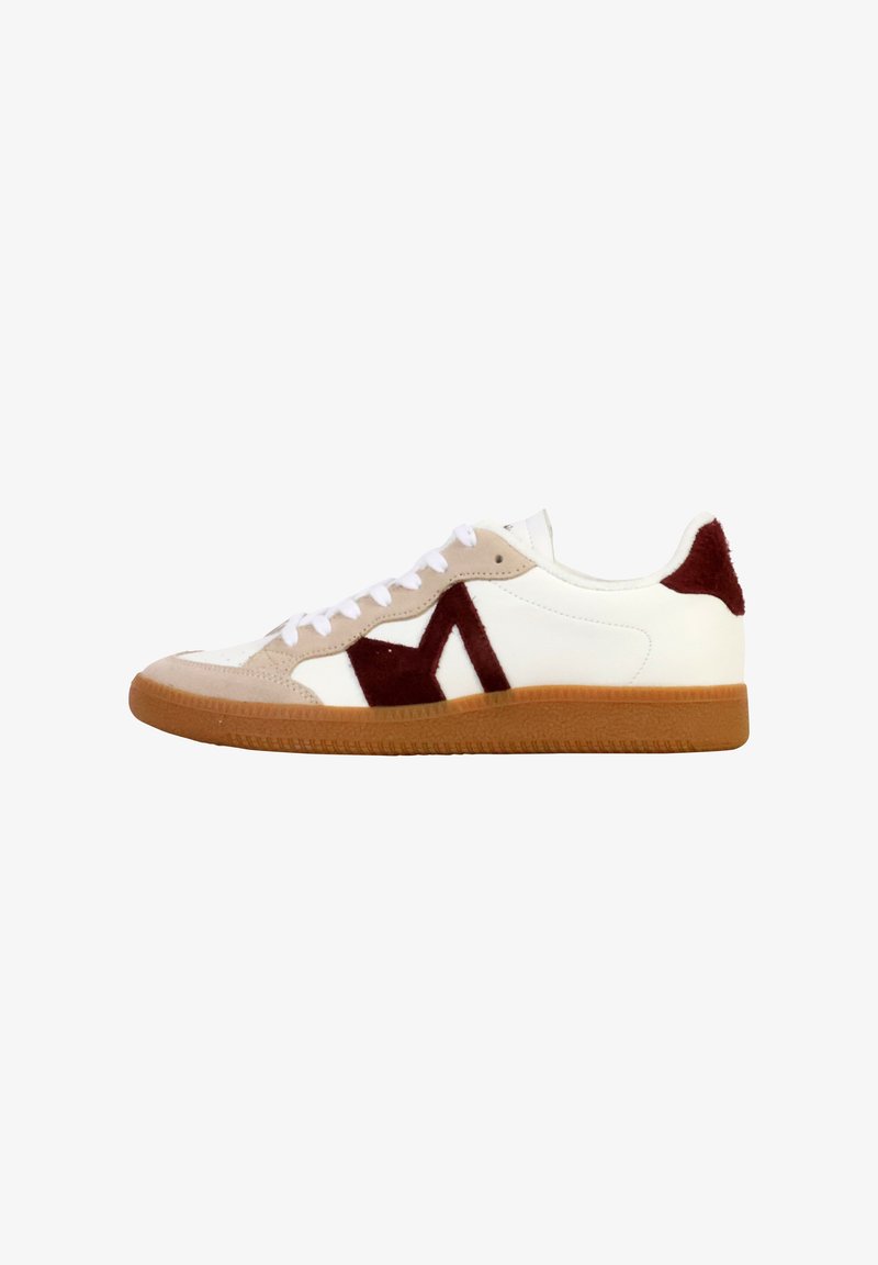 Sneaker bianca con dettagli in suede beige e accenti bordeaux. Presenta punta rotonda, lacci piatti e suola in gomma con un motivo testurizzato.