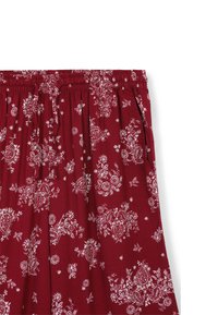 Tessuto rosso con motivo a fiori bianchi, dotato di una vita elasticizzata e di una vestibilità ampia. Leggero, con una texture liscia.