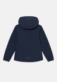 Giacca impermeabile blu navy con cappuccio, caratterizzata da una texture liscia, polsini elasticizzati e un logo vicino all'orlo, progettata per l'uso all'aperto.