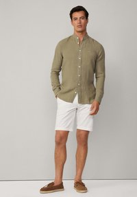 Hackett London TAILORED FIT LINEN PORTER SHIRT - Camicia - light khaki green