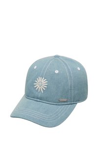 Lichtblauwe baseballpet van denim, voorzien van een witte madeliefjesborduring aan de voorkant en een zilveren hardwareaccent aan de zijkant.