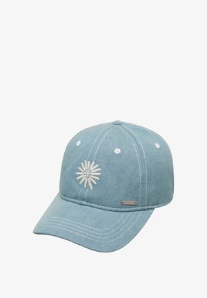Cappellino da baseball azzurro chiaro in denim, con un ricamo di margherita bianca sul davanti e un dettaglio in metallo argentato sul lato.