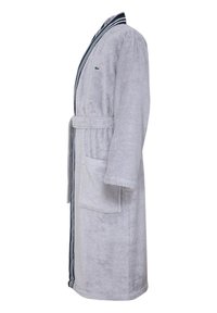 Accappatoio grigio in spugna con colletto sciallato, caratterizzato da un accento a righe blu navy e bianco, e una tasca frontale sul lato sinistro.