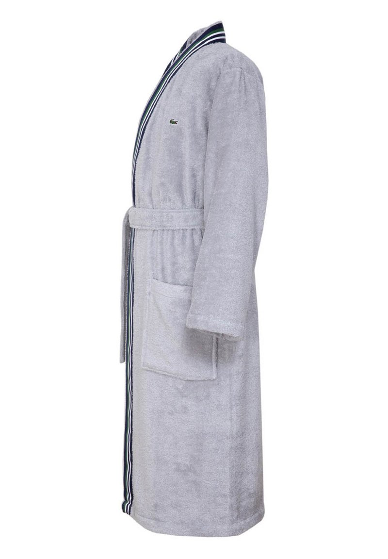 Grauer Frottee-Bademantel mit Schalkragen, versehen mit einem gestreiften Akzent in Marineblau und Weiß, sowie einer Vordertasche auf der linken Seite.