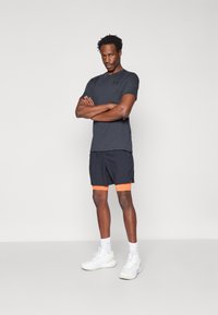 Under Armour VANISH WOVEN - 2-in-1 shorts - black/fire/pitch gray