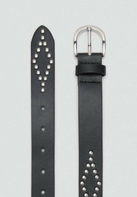 Zwarte leren riem met zilveren studs in een ruitpatroon. De gesp is rechthoekig en van gepolijst metaal.