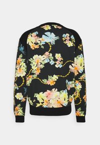 Sweat-shirt noir à manches longues avec des motifs floraux et d'oiseaux colorés et des dessins de chaînes semblables à des perles jaunes dans le dos et sur les manches.