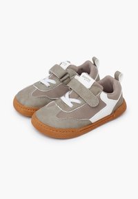 Sneaker grigie chiare con accenti bianchi, pannelli in rete e cinturini in Velcro. Presentano una suola in gomma testurizzata marrone con il marchio "Blanditos".