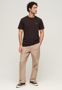 Superdry & Co ESSENTIAL LOGO RETRO - Camiseta estampada - chocolate plum brown dachshund tan