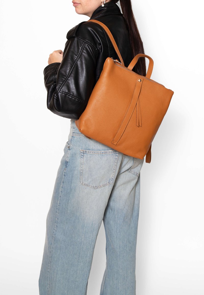 Roberta Rossi CONVERTIBLE - Rugzak - cognac
