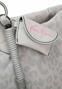 Sac à imprimé léopard gris avec une finition lisse, comprenant une petite poche rabat grise et des accents en métal argenté.