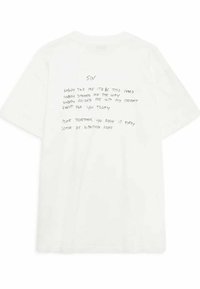 Hvid bomulds T-shirt med håndskrevet sort tekst på ryggen, inklusive ordet "SIN" og yderligere tekst i et afslappet skript.