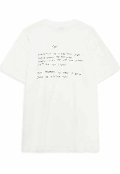 T-shirt blanc en coton avec du texte manuscrit noir au dos, incluant le mot "SIN" et des paroles supplémentaires dans un style décontracté.